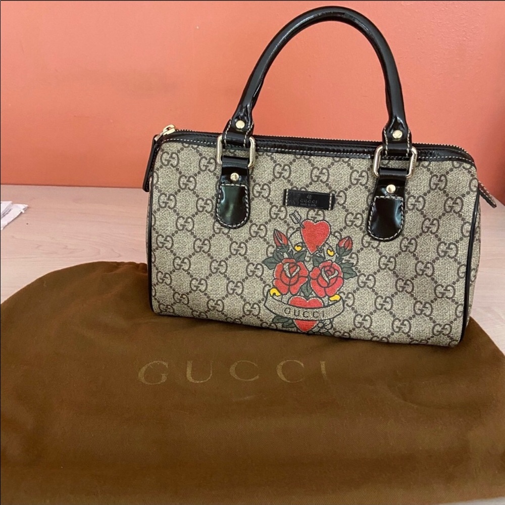 Authenticated Gucci Beige Satchel with Black Accents and Red Heart Motif